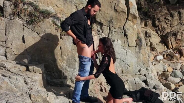 [OnlyBlowjob] - Verona Sky Blows Boyfriend In Public Beach - Verona Sky