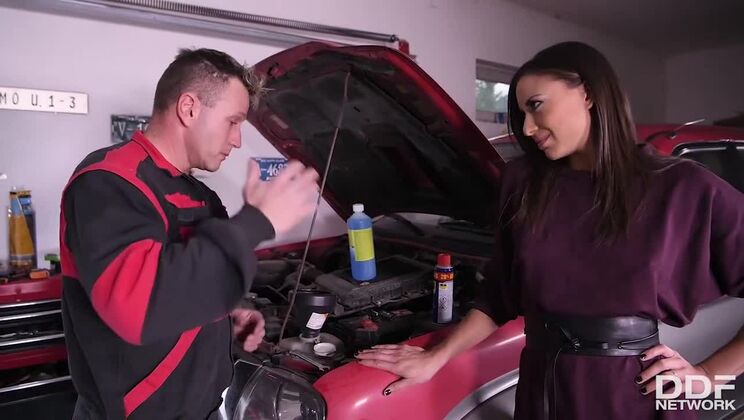 Cassie Del Isla - Tool Time with a Brunette