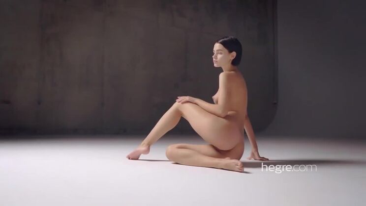 Skinny Brunette Ariel Sexy Pics