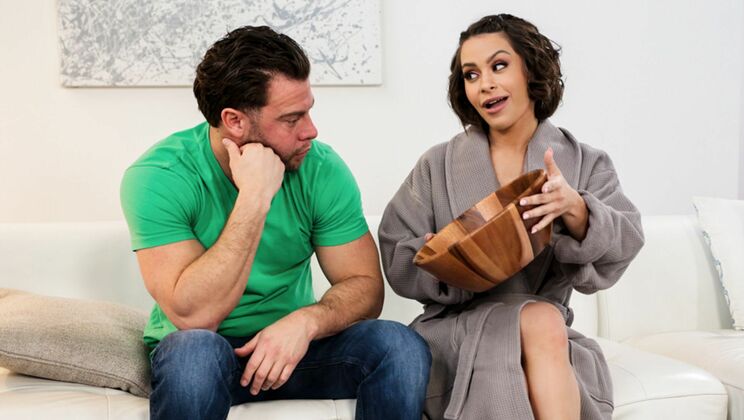 Nicole Aria Swallows Cum after Deepthroat