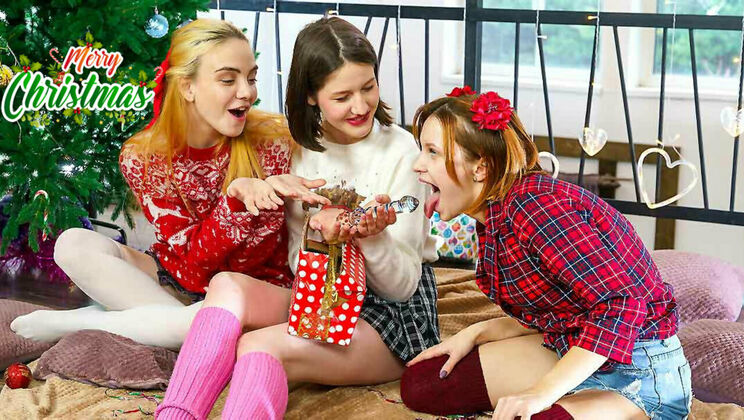 [ClubSweethearts] - Teen Lesbians Lina and Lolly in Christmas Threesome - Lolly Bomb - Margo von Teese - Lina Sun