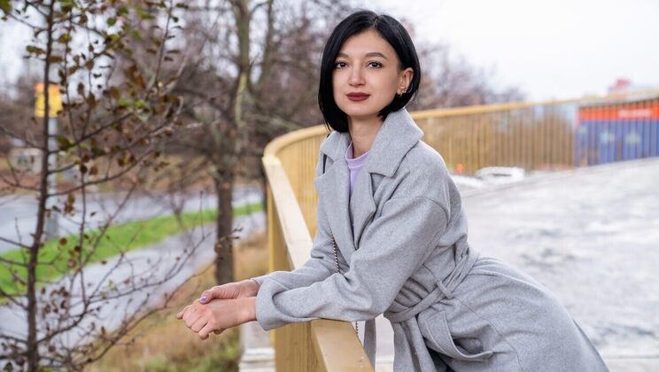 [PublicAgent] - Russian Pierced Girl Sucks Cock - Martin Gun - Madison Quinn