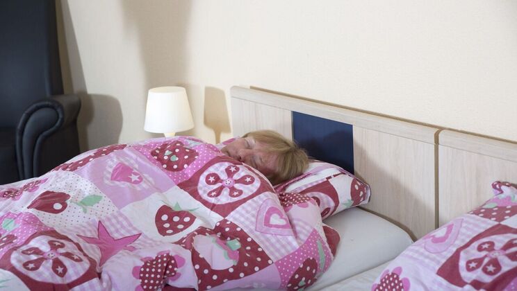 [Oldje] - Tattooed Brunette Freya Dee Gives a Handjob - Felix - Freya Dee