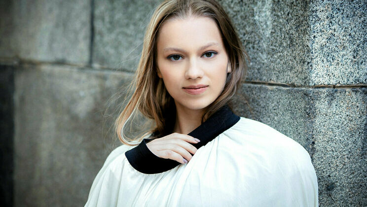 [SexArt] - Shaved and Showering - Mia Split's Solo Act - Mia Split