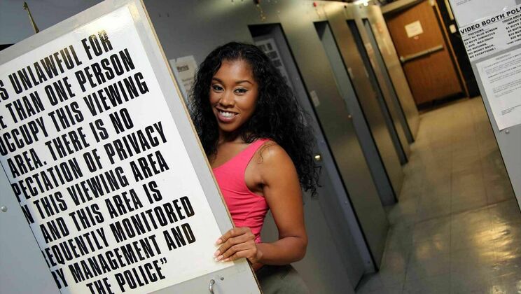 Shaved Cougar Yasmine De Leon Cum Swallowing Facial