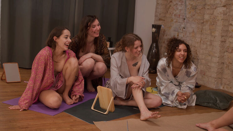 Trimmed Pussy Fun with Lilith & Friends