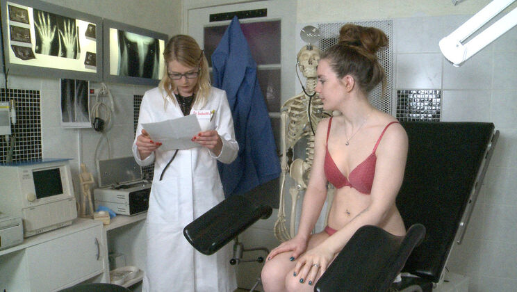 Isabella and Doro: Oiled Up for Sensual Kissing